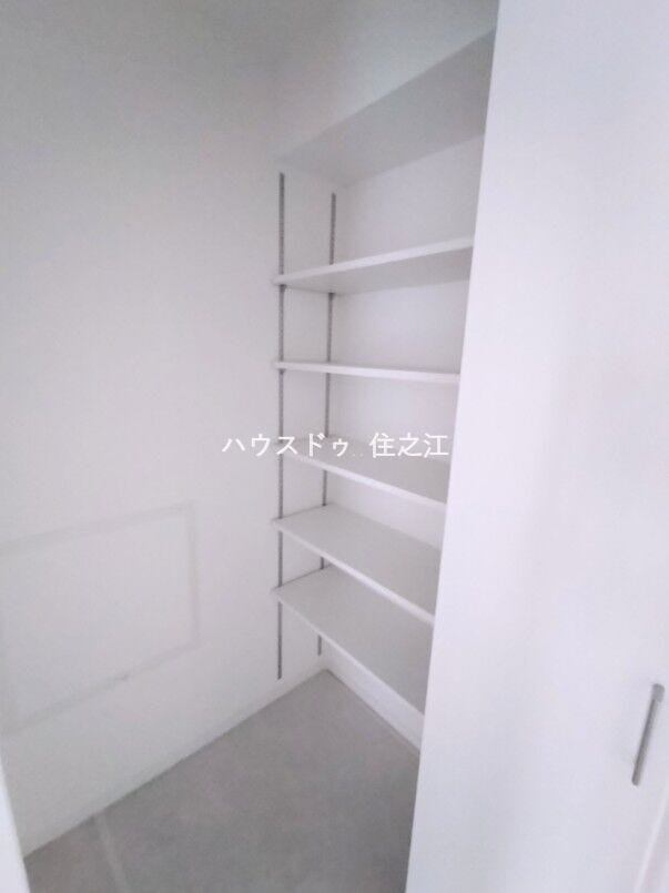 玄関横に便利な収納がございます♪