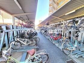★屋根付きの駐車場。雨の日の乗り降りや車が汚れないのが嬉しいですね♪