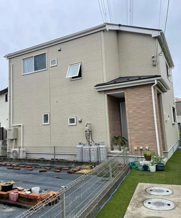 【外観】
閑静な住宅街に佇む4LDKの住まい。落ち着いた住環境とゆとりある間取りが、快適な暮らしを実現します◎