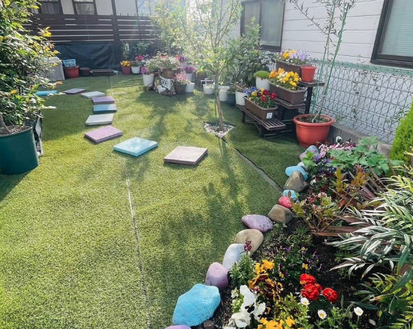 南向きの庭にはたっぷりと陽光が差し込み、ガーデニングやお子様の遊び場、家族団らんの時間を楽しめます。
