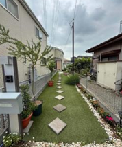 道路から南庭へと続くアプローチ空間。外部からの視線を和らげ、プライバシーを確保できます◎