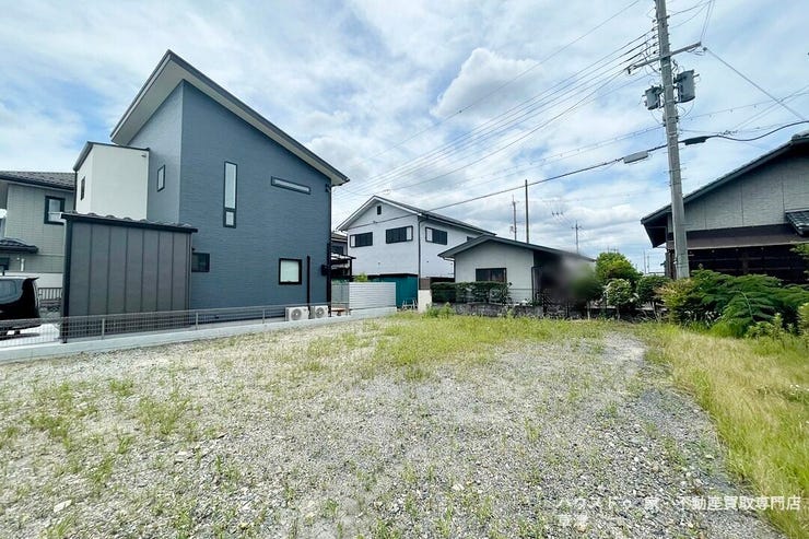 太陽光パネルや庭の菜園も。建築条件なしの土地で、地球にも家族にも優しい暮らし。