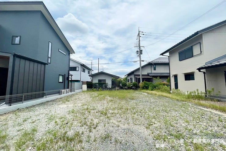 前面道路との高低差が少ない平坦地。外構計画も立てやすく、予算を有効活用可能。