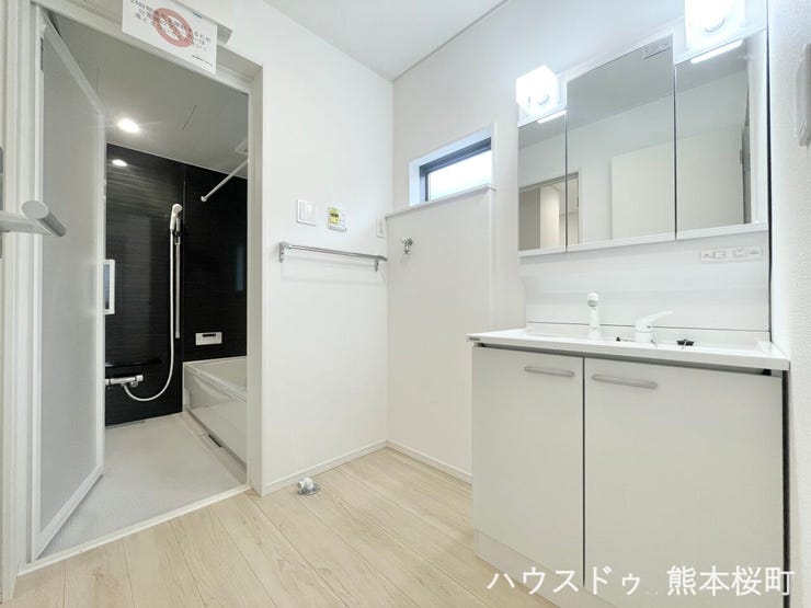 ■清々しいリフレッシュ空間■自分を磨き、気持ちを切り替える。心地よい光が差し込むプライベートスペース。