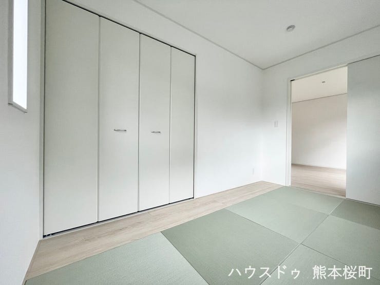 ■1階5帖和室■ゲストをもてなし、昼寝や家事にも使える、畳のぬくもりが心地よい多目的万能スペース。