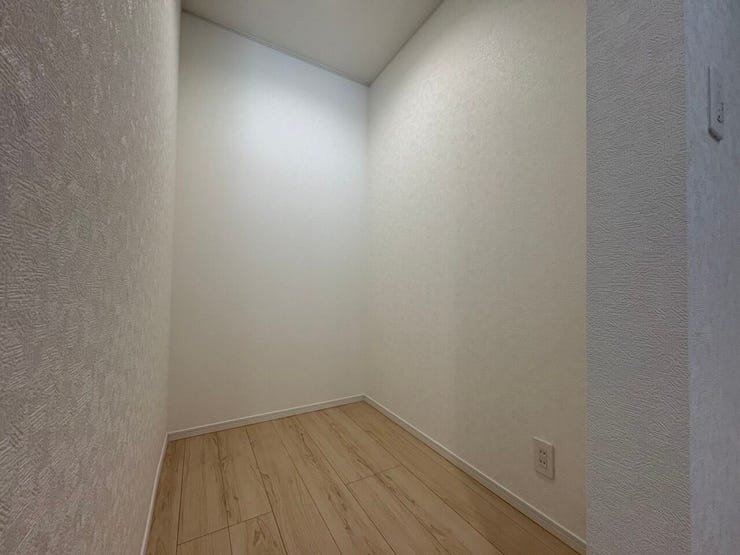 \たっぷり収納できるウォークインクローゼット/
衣類や季節物もすっきり収まる大容量設計。整理整頓がしやすく、毎日のコーディネートも快適に楽しめます。