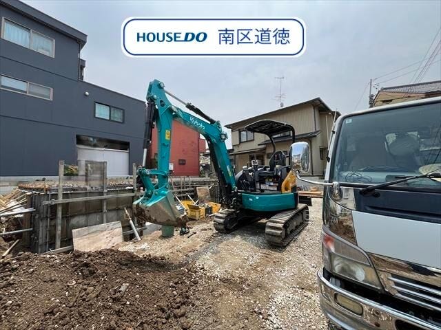 【外観】
ライフスタイルに合わせて使い分けできる洋室完備♪3階建て西向きの住まい。
市営バス「豆田町」停 徒歩約5分。