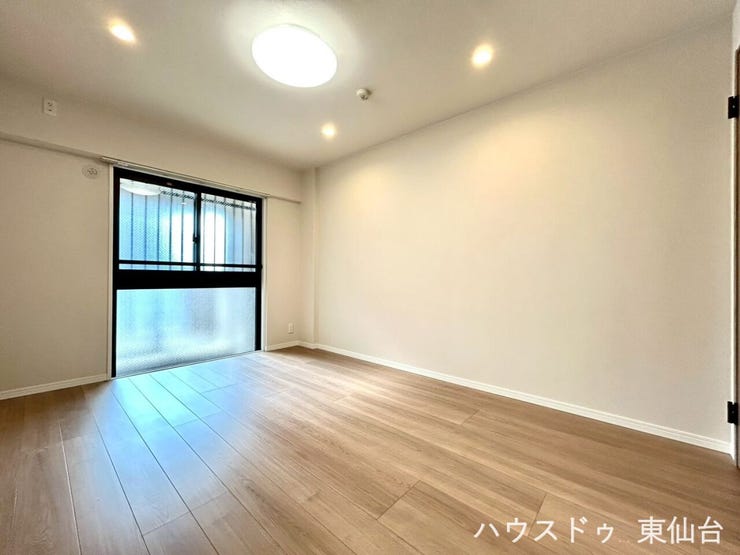 家具の配置がしやすいきれいな形の洋室です♪