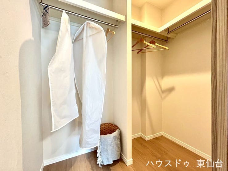 2面ハンガーパイプで衣類をたくさん掛けられる設計