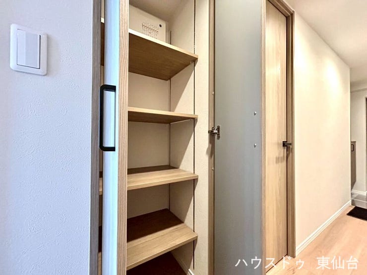 可動式の棚付きで空間を有効に使えます♪