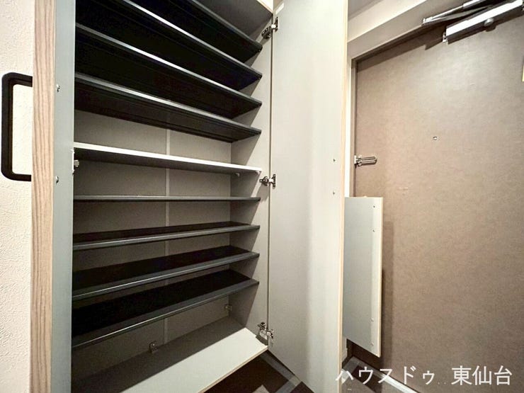 靴がどんどん増えていってしまいそうな靴箱です♪