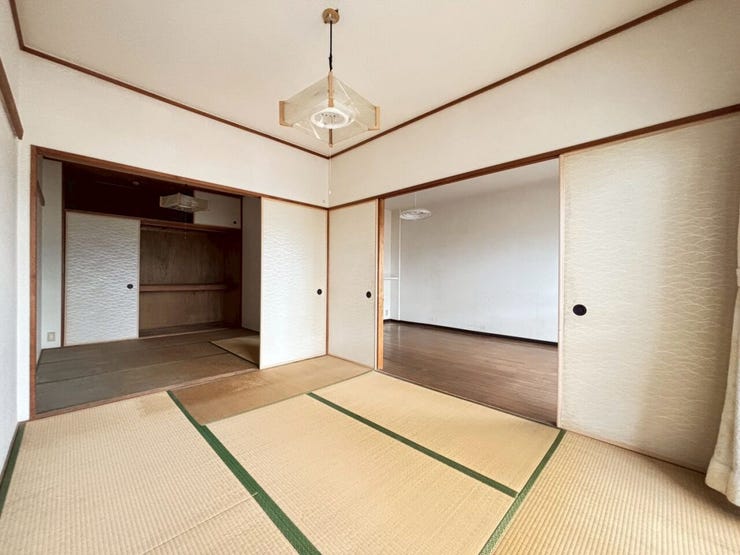 リビング横には畳スペース付きのお部屋!お子様の遊び場やお昼寝、来客時にも活躍します♪