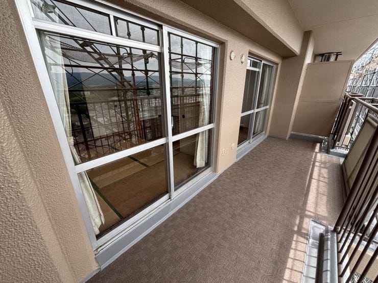室内から出入りしやすいバルコニー付きです。屋根があるため使い勝手が良く、洗濯やちょっとした外作業にも重宝します。