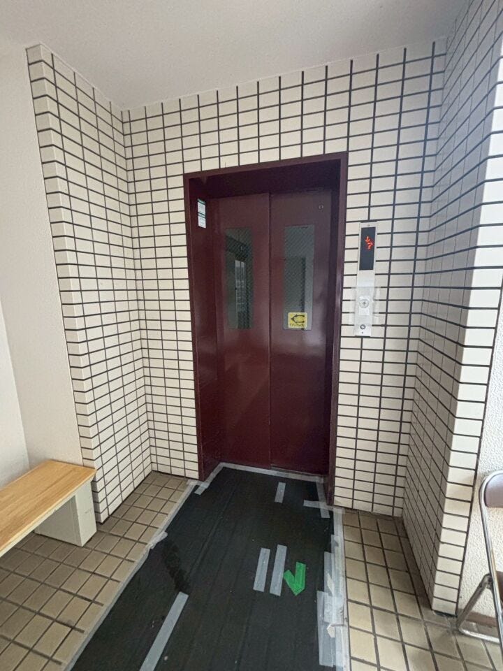 エレベーター付きマンションです。
荷物が多い日やお買い物帰りも移動がしやすく、上階への行き来も快適。日々の暮らしを便利に支えてくれる設備です。