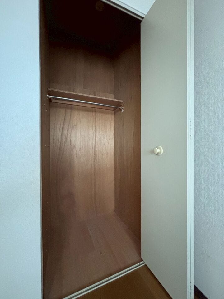 棚付きの収納が備わっており、用途に合わせて整理しやすい空間です。衣類や小物、生活用品の収納にも活用できます。
