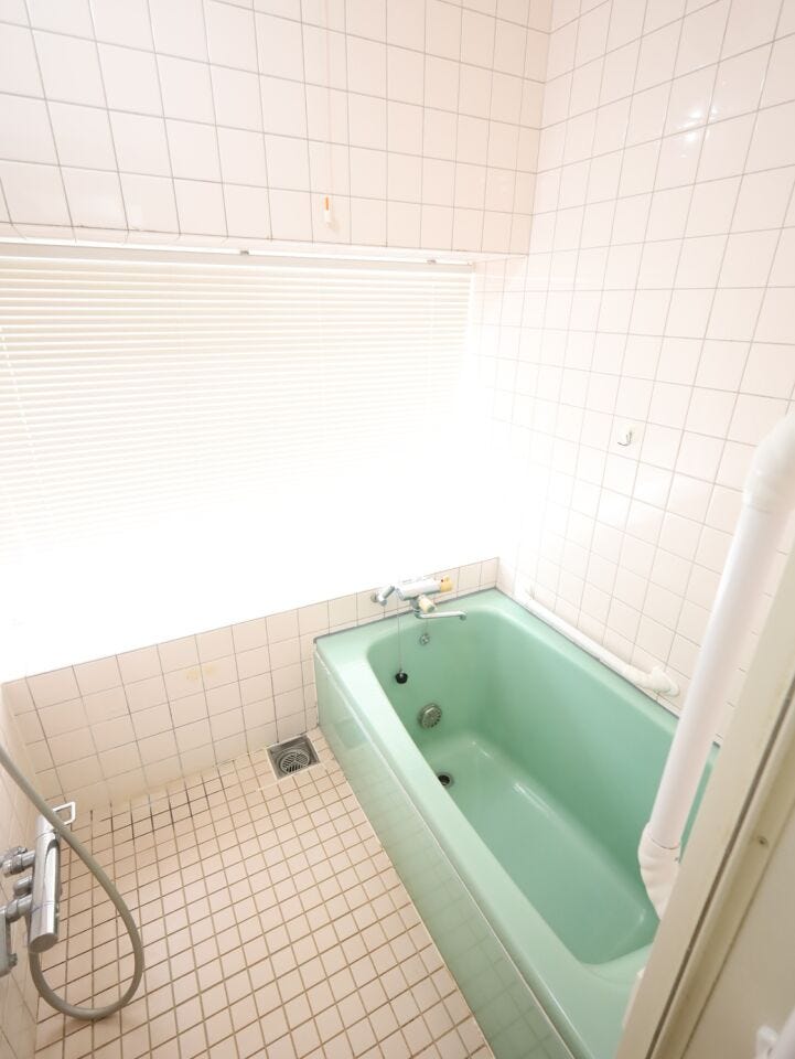 大きな窓が採光と開放感をもたらす、明るく気持ちのいい浴室です。