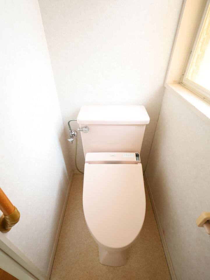 窓付きで換気のしやすい1Fのトイレ。