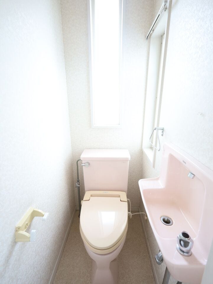 トイレが2箇所あり、忙しい時間帯もスムーズに使える快適な間取りです。