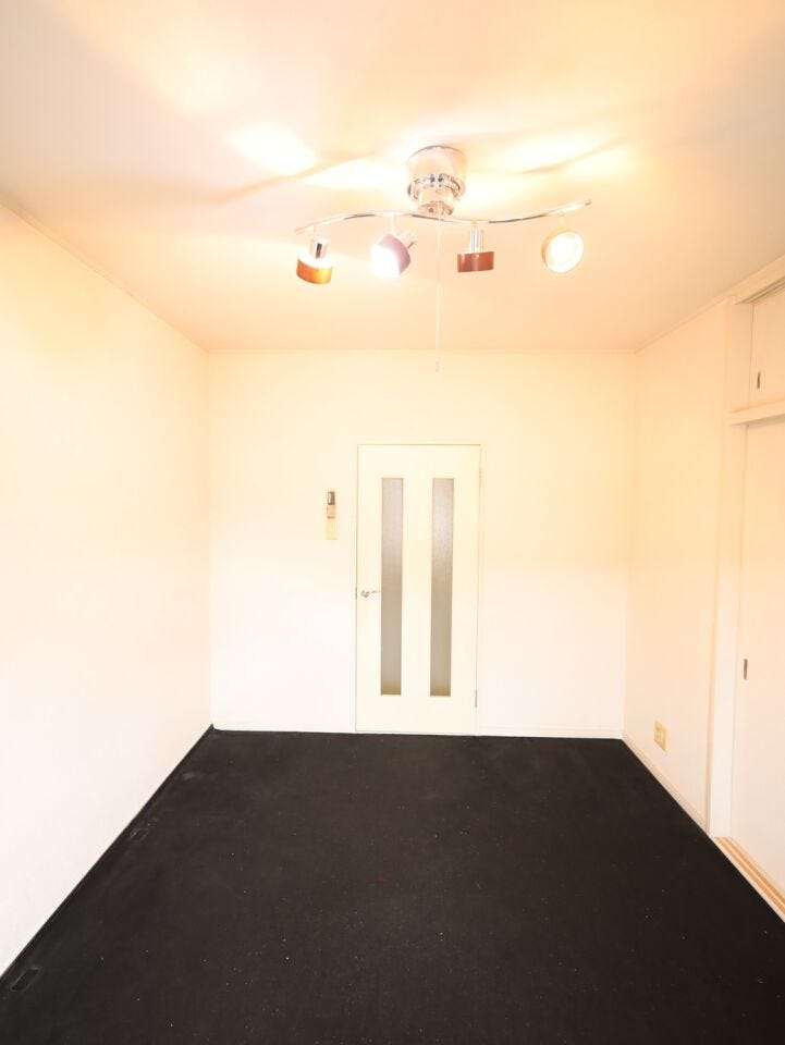 家具配置がしやすい洋室で、寝室や子ども部屋など多用途に使える心地よい空間です。