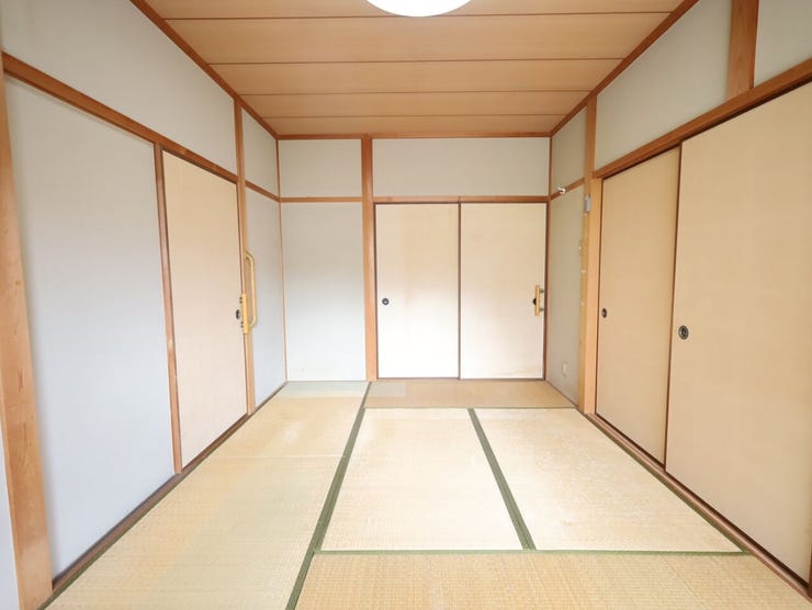 落ち着いた雰囲気の和室で、客間や子どもの遊び場など多用途に使えます。