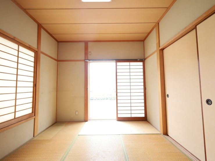 お昼寝や遊び場にも使いやすい、家族にやさしい和室です。