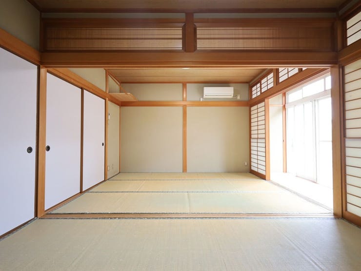 やわらかな光が似合う和室は、心をゆるめる上質な癒し空間です。