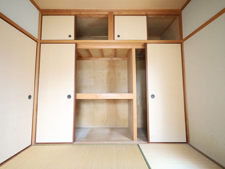 和室に嬉しい押入れ。上部棚で“見せない収納”が叶い、生活感を抑えたスタイルに。