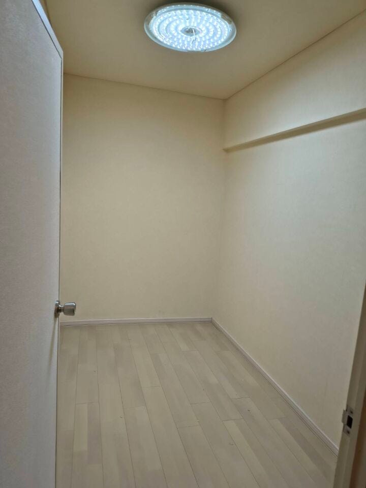 玄関入ってすぐに3帖の納戸があります。
季節用品や日用品、洋服などの収納スペースとして活用できます。