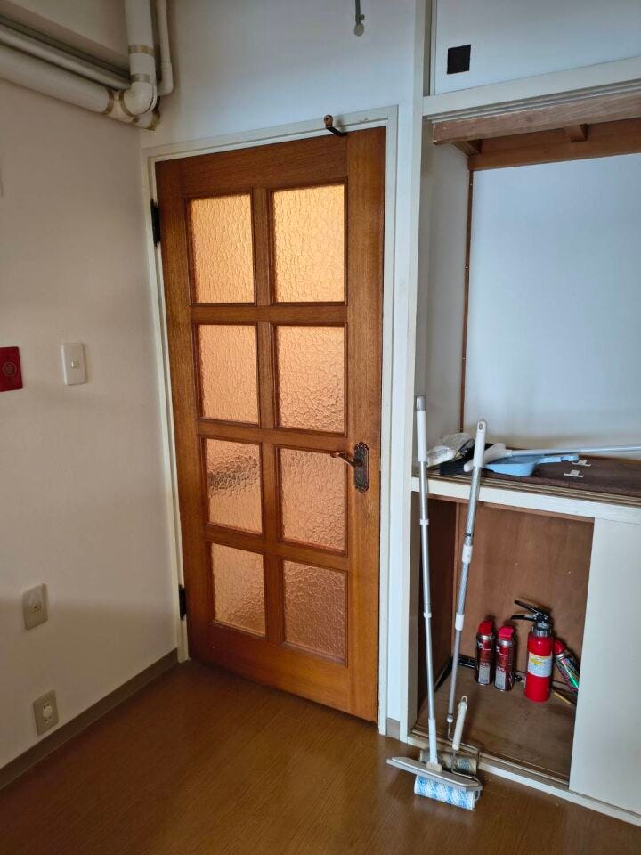 リビングから玄関への扉がありますので、室内のプライバシーがしかっり守られます。