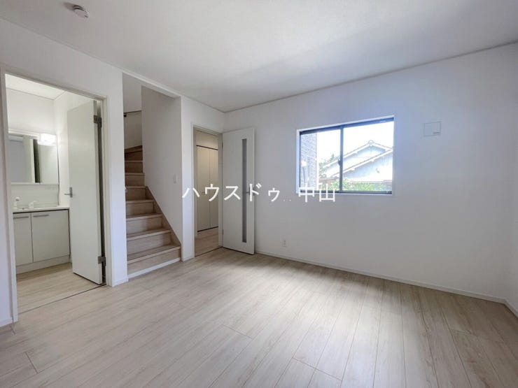 \光と風が心地よく巡るリビング/
家族が自然と顔を合わせる開放的な空間設計。ゆとりある広さで家具の配置もしやすく、毎日を快適に過ごせます。