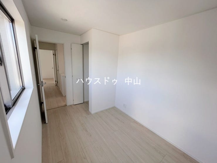 \暮らしにフィットする2階洋室/
プライベート空間としてゆったり使える一室。ベッドやデスクも置きやすい間取りで、将来の使い方にも柔軟に対応できます。