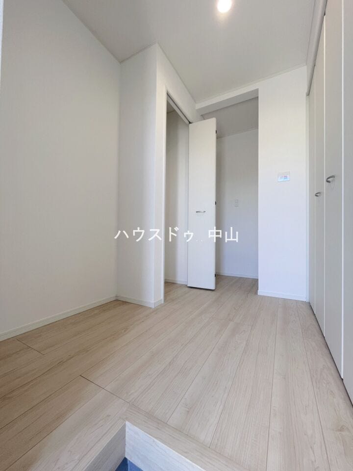 \住まいの第一印象を彩る玄関/
ゆとりある空間設計で、家族の「いってきます」と「ただいま」を心地よく迎えます。収納力も備え、すっきりとした玄関を保てます。