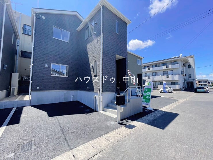 【外観】
\堂々とした佇まいの新築戸建/
洗練された外観デザインが街並みに映える一邸。住まうご家族の誇りとなる、美しさと安心感を兼ね備えた住まいです。
