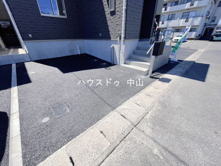 \ゆとりある駐車スペース/
毎日の通勤やお出かけも快適にこなせる、使い勝手の良い駐車場です。