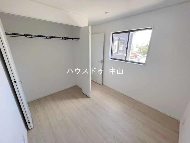 \多用途に使える2階洋室/
子ども部屋や書斎、趣味の空間としても活躍。採光にも配慮された明るい室内で、ライフスタイルに合わせて柔軟に使えます。