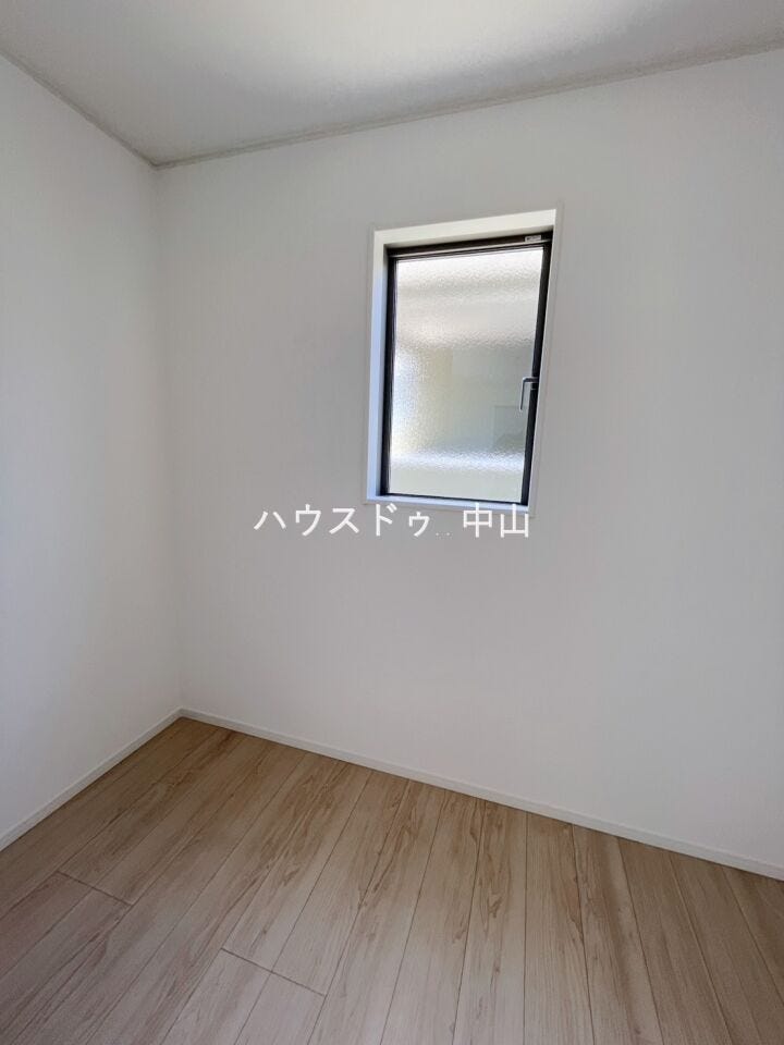\たっぷり収納できるウォークインクローゼット/
衣類や季節物もすっきり収まる大容量設計。整理整頓がしやすく、毎日のコーディネートも快適に楽しめます。