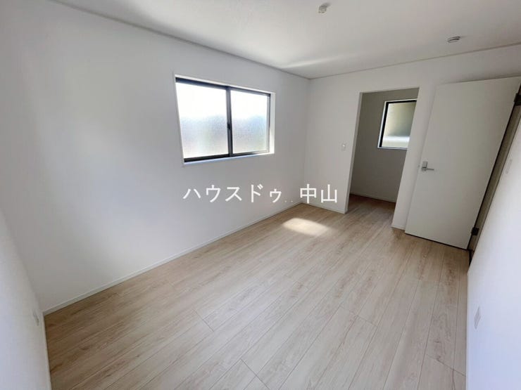 \心安らぐ主寝室/
ゆとりある広さで、ベッドや家具の配置も自在。落ち着いた空間設計が、一日の疲れをやさしく癒し、上質な眠りへと導きます。