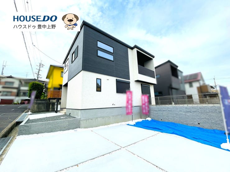 閑静な住宅街の中の資産価値の高い角地に立地。カースペースも広く、楽々お車を2台駐車頂けます。また、前面道路も広く交通量も少ない為、小さなお子様のいるご家庭でも安心のお住まいです♪