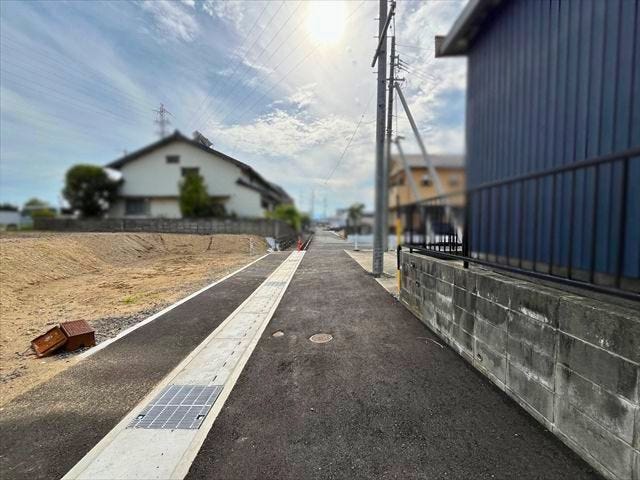 幅員約4mの前面道路です。普通車が1台通れる幅となります。大型車の通行が少ないので、振動や騒音が抑えられます。
(2026年6月19日 南側から撮影)
