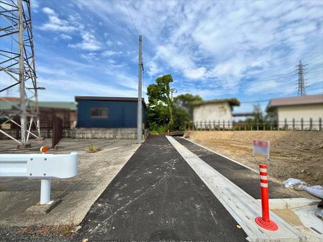 幅員約4mの前面道路です。車がすれ違うには厳しい道幅ですが、突き当りになるので前面を通る車両は少ないです
(2026年6月19日 南側から撮影)