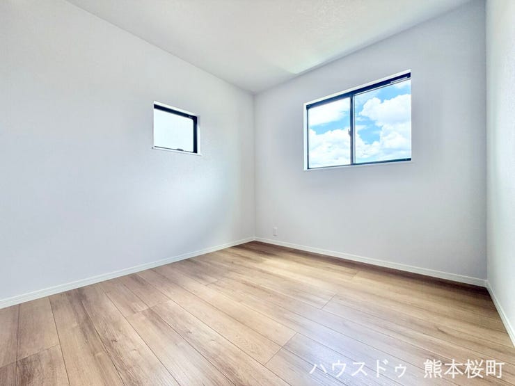 ■2階5帖洋室■寝室、書斎、趣味の部屋。家族の成長やライフスタイルに合わせ、様々な使い方ができる快適な空間です。