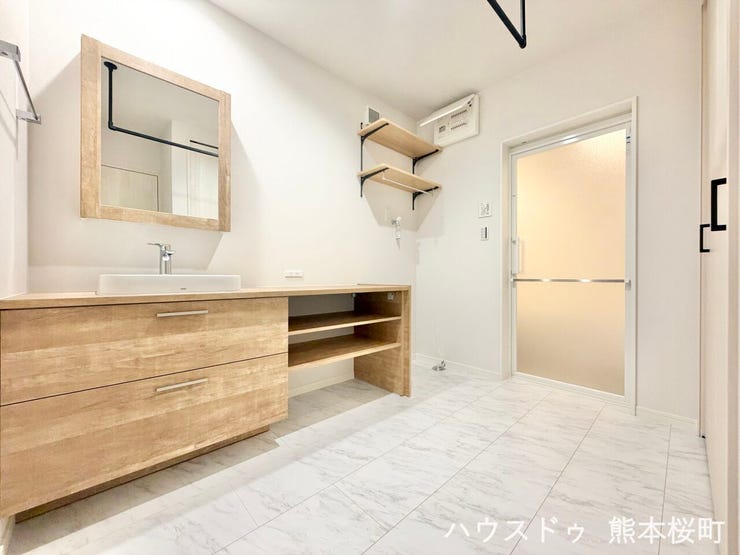 ■清々しいリフレッシュ空間■自分を磨き、気持ちを切り替える。心地よい光が差し込むプライベートスペース。