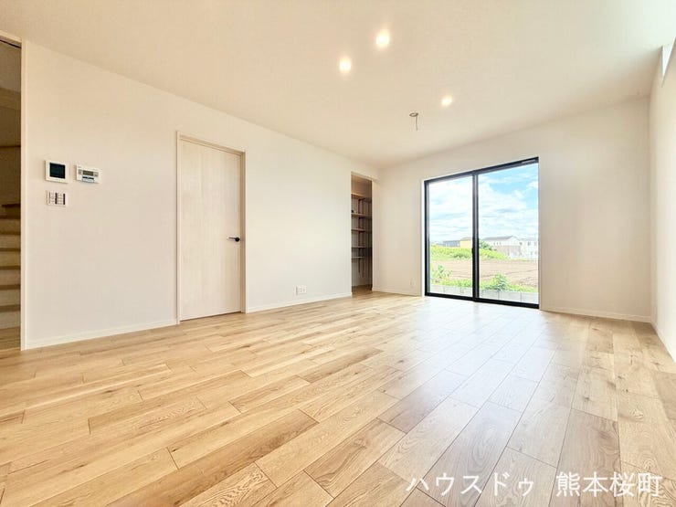 ■安らぎと笑顔の中心地■陽光が優しく降り注ぎ、会話が自然と弾む。ここでは、毎日が特別な時間へと変わります。