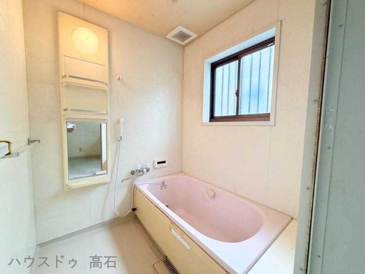 大きめの窓があり、採光が抜群です。
朝風呂や昼間の入浴も気持ちよく楽しめます。