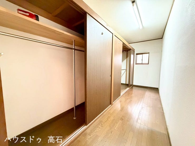 広い納戸で、洋服がたくさん掛けることができ、衣替えの手間が省けます。