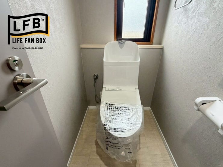こちらも綺麗に生まれ変わったトイレ♪温水洗浄便座で、ペーパーホルダーとタオル掛けも付いています♪こちらもグレーデザインで落ち着きますね♪
