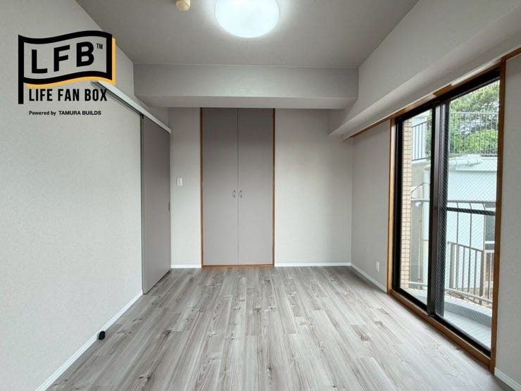 部屋の入り口の扉と収納の扉が薄いグレーでオシャレです♪