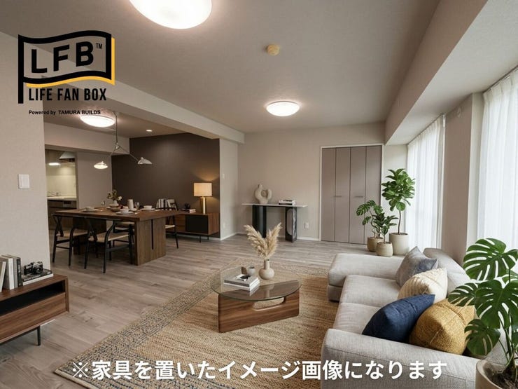 リビングを別角度から♪リビングには収納スペースがあり便利♪キッチン横のダイニングスペースの壁のアクセントクロスがお洒落ですね♪