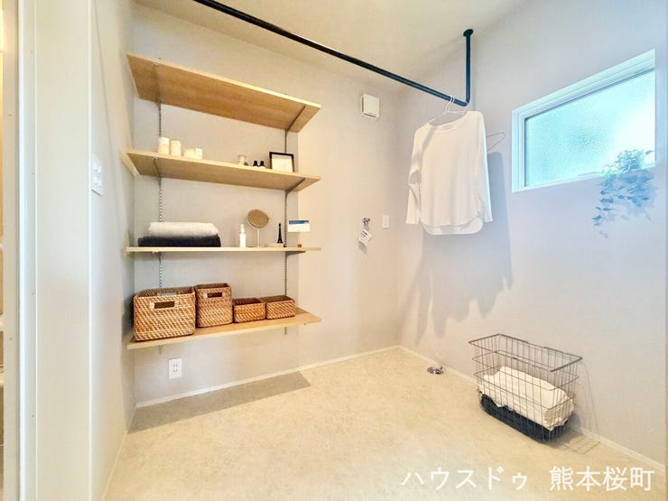 ■白が奏でる清潔感。光と溶け合うピュアな空間■窓から差し込む柔らかな光が、清潔感あふれる空間をより一層美しく際立たせます。