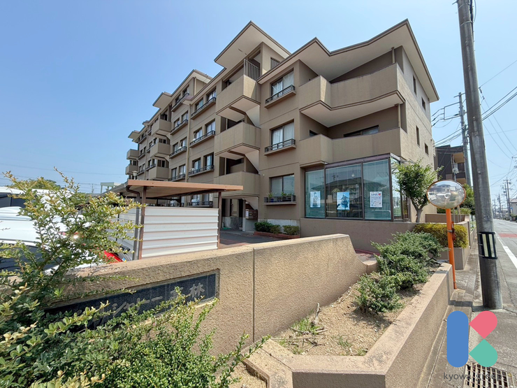 【外観】
マンション暮らし始めてみませんか?5階建てのマンション(所在階は2階)♪たくさん買い物した帰りや旅行帰りなど、荷物が多い時にあるとうれしいエレベーターあります。
